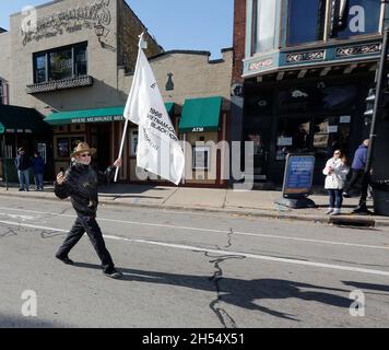 Milwaukee, Wisconsin, USA. November 2021. Vietnam-Veteran Victor R. Vela trug seine Flagge des 11. Gepanzerten Kalvarienregiments bis zum Ende der Parade-Route. Nach einem Jahr Pause aufgrund der COVID-Pandemie im Jahr 2020 startete die Veteran's Day Parade, die von der Wisconsin Veterans Chamber of Commerce organisiert wurde, am Samstag, dem 6. November 2021 in der Innenstadt von Milwaukee. Eine Mischung aus Schwimmern, Patriotismus und militärischer Ausrüstung wird von der 5th und Wisconsin Avenue nach Osten Rollen und nach Norden in die Water Street abbiegen. (Bild: © Pat A. Robinson/ZUMA Press Wire) Stockfoto