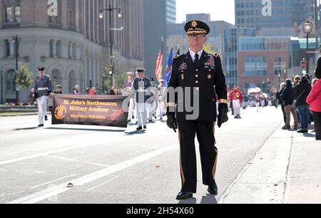 Milwaukee, Wisconsin, USA. November 2021. Paul E. Lima, Präsident und Chief Executive Officer der St. John's Northwestern Academies nähert sich dem Tribünenbereich, während er sich darauf vorbereitet, Mitglieder der St. John's Northwestern Militärkader zu inspizieren. Nach einem Jahr Pause aufgrund der COVID-Pandemie im Jahr 2020 startete die Veteran's Day Parade, die von der Wisconsin Veterans Chamber of Commerce organisiert wurde, am Samstag, dem 6. November 2021 in der Innenstadt von Milwaukee. Eine Mischung aus Schwimmern, Patriotismus und militärischer Ausrüstung wird von der 5th und Wisconsin Avenue nach Osten Rollen und nach Norden in die Water Street abbiegen. (Credit Im Stockfoto