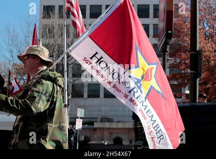 Milwaukee, Wisconsin, USA. November 2021. Nach einem Jahr Pause aufgrund der COVID-Pandemie im Jahr 2020 startete die Veteran's Day Parade, die von der Wisconsin Veterans Chamber of Commerce organisiert wurde, am Samstag, dem 6. November 2021 in der Innenstadt von Milwaukee. Eine Mischung aus Schwimmern, Patriotismus und militärischer Ausrüstung wird von der 5th und Wisconsin Avenue nach Osten Rollen und nach Norden in die Water Street abbiegen. (Bild: © Pat A. Robinson/ZUMA Press Wire) Stockfoto