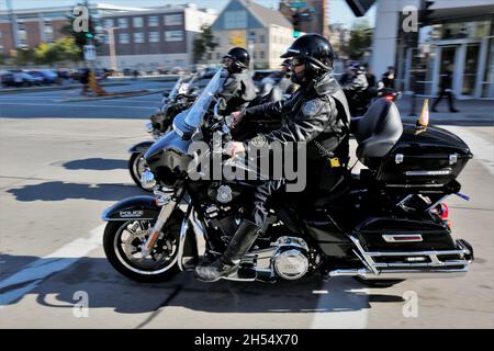 Milwaukee, Wisconsin, USA. November 2021. Die Polizei von Milwaukee fährt durch die Paradestrecke, um die Straßen für den normalen Verkehr zu räumen. Nach einem Jahr Pause aufgrund der COVID-Pandemie im Jahr 2020 startete die Veteran's Day Parade, die von der Wisconsin Veterans Chamber of Commerce organisiert wurde, am Samstag, dem 6. November 2021 in der Innenstadt von Milwaukee. Eine Mischung aus Schwimmern, Patriotismus und militärischer Ausrüstung wird von der 5th und Wisconsin Avenue nach Osten Rollen und nach Norden in die Water Street abbiegen. (Bild: © Pat A. Robinson/ZUMA Press Wire) Stockfoto