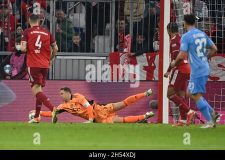 München, Deutschland. November 2021. Manuel NEUER (Torwart FC Bayern München) taucht nach dem Ball, Parade, Parieren, Action. Fußball 1. Bundesliga-Saison 2021/2022, 11.Spieltag, Spieltagen11. FC Bayern München-SC Freiburg 2-1 am 6. November 2021, ALLIANZARENA München. Kredit: dpa/Alamy Live Nachrichten Stockfoto