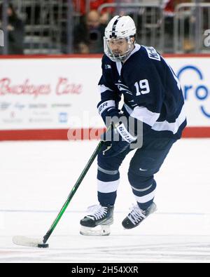 Columbus, Ohio, USA. November 2021. Der Penn State Forward Connor McMenamin (19) trägt den Puck gegen den Ohio State in ihrem Spiel in Columbus, Ohio. Brent Clark/CSM/Alamy Live News Stockfoto