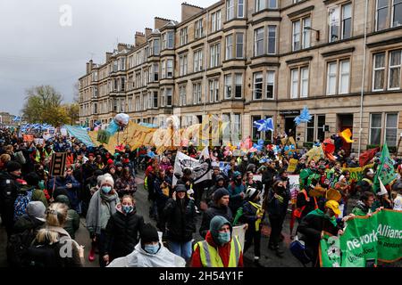 Glasgow, Großbritannien. November 2021. Umweltdemonstranten marschieren mit Plakaten und Fahnen während einer Demonstration, die Politiker auffordert, am siebten Tag der UN-Klimakonferenz COP26, die am 6. November 2021 von der UNFCCC in Glasgow, Schottland, abgehalten wurde, Maßnahmen gegen das Klima zu ergreifen. Die COP26, die vom 31. Oktober bis 12. November in Glasgow stattfindet, ist die bedeutendste Klimakonferenz seit der Pariser Klimakonferenz 2015. 250 Menschen versammelten sich auf den Straßen von Glasgow, um ihre ökologische Einheit zu zeigen. (Foto von Dominika Zarzycka/Sipa USA) Quelle: SIPA USA/Alamy Live News Stockfoto