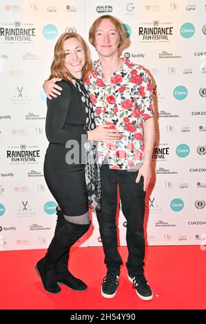 James Tarpey und seine Mutter Kirstie Shapiro nahmen an der Ertrinkungsrunde von Arthur Braxton Teil - Weltpremiere im Curzon Soho, 2021-11-06, London, Großbritannien. Kredit: Picture Capital/Alamy Live Nachrichten Stockfoto