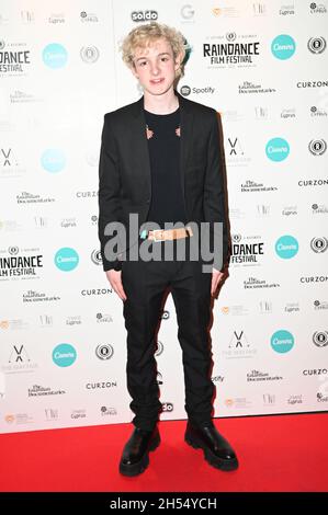 Louis Hynes nahm an der Ertrinkung von Arthur Braxton Teil - Weltpremiere im Curzon Soho, 2021-11-06, London, Großbritannien. Kredit: Picture Capital/Alamy Live Nachrichten Stockfoto