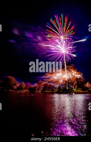 Royal Tunbridge Wells, Dunorlan Park, Kent, Großbritannien. November 2021. Ein organisiertes Feuerwerk in einem Park, der über einen See mit Bootstouren führt und von The Round Table als Spendenaktion für wohltätige Zwecke ausgerichtet wird. Stockfoto