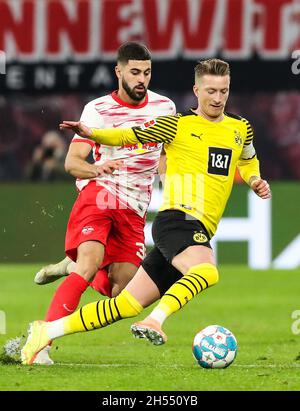 Leipzig. November 2021. Der Dortmunder Marco Reus (R) spielt mit dem Leipziger Josko Gvardiol beim Bundesligaspiel der ersten Liga zwischen RB Leipzig und Borussia Dortmund in Leipzig, Deutschland, am 6. November 2021. Quelle: Xinhua/Alamy Live News Stockfoto