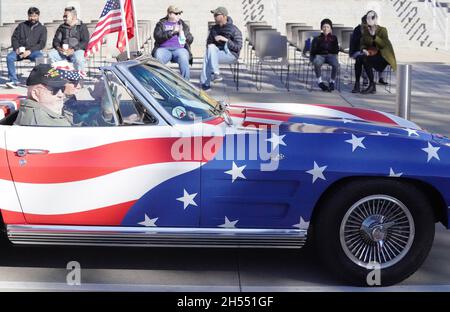 St. Louis, Usa. November 2021. Kriegsveteranen in einer Flagge mit 65 Chevrolet Corvette, passieren das Soldiers Memorial während der Veterans Day Parade in St. Louis am Samstag, 6. November 2021. Foto von Bill Greenblatt/UPI Credit: UPI/Alamy Live News Stockfoto