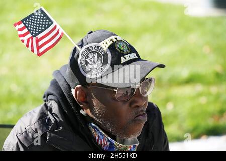 St. Louis, Usa. November 2021. Army-Veteran Hollie Jackson, Jr., hat eine amerikanische Flagge in seine Mütze gesteckt, als er die Veterans Day Parade am Samstag, den 6. November 2021, am Soldiers Memorial in St. Louis vorbeischaut. Foto von Bill Greenblatt/UPI Credit: UPI/Alamy Live News Stockfoto