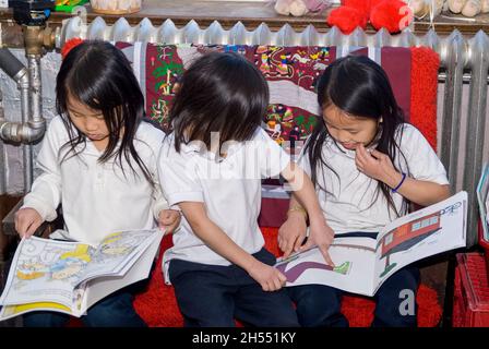 St. Paul, Minnesota. Kindergarten-Studenten in einem Alphabetisierungsprogramm. Hmong-Schüler lesen im Unterricht. Stockfoto