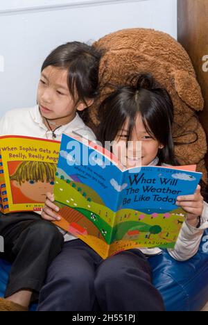 St. Paul, Minnesota. Charterschule für die Hmong. Leseklasse 2. Klasse. Hmong-Schüler lesen im Unterricht ein Buch. Stockfoto