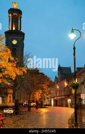 Street Scene mit Skulptur auf dem Plainstones. High Street, Royal Burgh von Elgin, Moray, Schottland, Großbritannien, Großbritannien Stockfoto