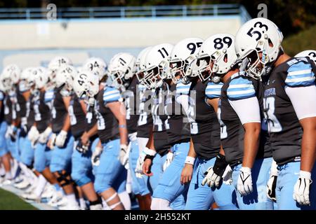 New York City, New York, Usa. November 2021. Mitglieder der Columbia Lions Varsity Fußballmannschaft, die sich vor dem Spiel gegen die Harvard Crimson während Aufwärmübungen strecken. Harvard gewann 49-21 Credit: Adam Stoltman/Alamy Live News Stockfoto