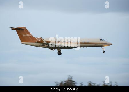 P4-BTR, ein privat geführtes Gulfstream Aerospace G450, bei der endgültigen Annäherung an den internationalen Flughafen Prestwick in Ayrshire, Schottland. Das Flugzeug war in Schottland, um die Delegierten zum COP26-Gipfel im nahe gelegenen Glasgow zu bringen. Stockfoto