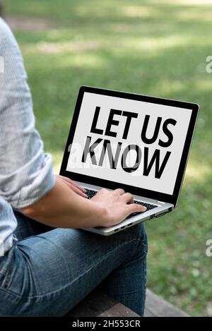 Textunterschrift präsentiert Lassen Sie es uns wissen. Geschäftsübersicht, um einen individuellen Eindruck von ehrlichem Interesse zu machen oder zu ermöglichen, wenn eine Frau auf einem Laptop sitzt Stockfoto