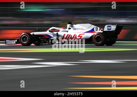 Mexiko-Stadt. November 2021. Nikita Mazepin aus Russland fährt während des Qualifyings des Formel 1 Grand Prix von Mexiko 2021 auf dem Hermanos Rodriguez Circuit in Mexiko-Stadt, Mexiko, am 6. November 2021. Kredit: Xin Yuewei/Xinhua/Alamy Live Nachrichten Stockfoto