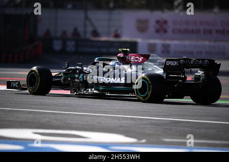 Mexiko-Stadt. November 2021. Der finnische Mercedes-Formel-1-Pilot Valtteri Bottas fährt am 6. November 2021 während des Qualifyings des Formel 1 Grand Prix von Mexiko 2021 auf dem Hermanos Rodriguez Circuit in Mexiko-Stadt, Mexiko. Kredit: Xin Yuewei/Xinhua/Alamy Live Nachrichten Stockfoto