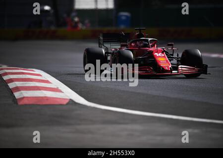 Mexiko-Stadt. November 2021. Ferrari-Formel-1-Fahrer Charles Leclerc aus Monaco fährt am 6. November 2021 während des Qualifyings des Formel 1 Grand Prix von Mexiko 2021 auf dem Hermanos Rodriguez Circuit in Mexiko-Stadt, Mexiko. Kredit: Xin Yuewei/Xinhua/Alamy Live Nachrichten Stockfoto