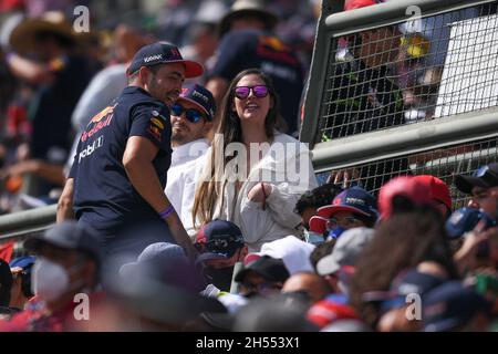 Mexiko-Stadt. November 2021. Fans werden am 6. November 2021 beim Qualifying des Formel 1 Grand Prix von Mexiko 2021 auf dem Hermanos Rodriguez Circuit in Mexiko-Stadt, Mexiko, gesehen. Kredit: Xin Yuewei/Xinhua/Alamy Live Nachrichten Stockfoto