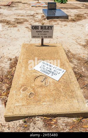 Humorvolles Schild auf dem Hundegrab auf dem Corrigin Dog Cemetery, einer beliebten Touristenattraktion, Corrigin, Wheatbelt Region, Western Australia, WA, Australien Stockfoto
