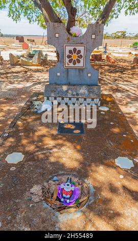 Ein Hundegrab auf dem Corrigin Dog Cemetery, einer beliebten Touristenattraktion, Corrigin, Wheatbelt Region, Western Australia, WA, Australien Stockfoto