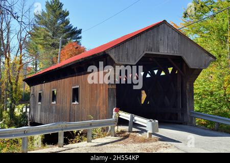 Warner, New Hampshire, USA. Die Waterloo Covered Bridge über den Warner River in Warner, New Hampshire. Die 84 Meter lange Brücke wurde 1859 gebaut. Stockfoto