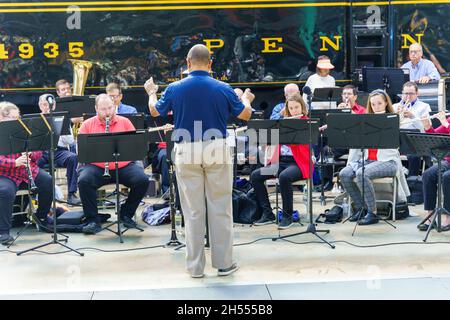 Strasburg, PA, USA - 6. November 2021: Die Lampeter-Strasburg Community Band tritt im Railroad Museum of Pennsylvania während der Züge und auf Stockfoto