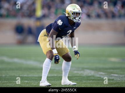 South Bend, Indiana, USA. November 2021. Notre Dame sicherte Houston Griffith (3) während des NCAA-Fußballspiels zwischen den Midshipmen der Navy und dem Notre Dame Fighting Irish im Notre Dame Stadium in South Bend, Indiana. Notre Dame besiegte Navy 34-6. John Mersits/CSM/Alamy Live News Stockfoto