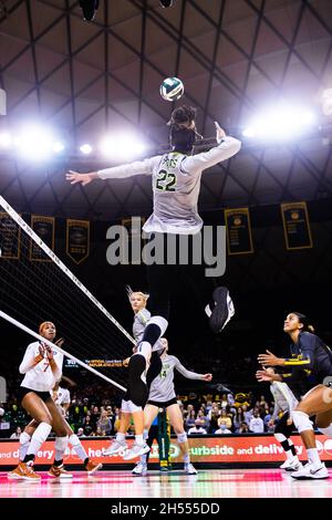 Waco, Texas, USA. November 2021. YOSSIANA PRESSLEY (22) trifft am 12 06. November 2021 im Ferrell Center in Waco Texas auf ein GROSSES Konferenzspiel zwischen Platz 10 Baylor und Platz 1 Texas. Baylor gewann das Spiel mit 3:1. Die erste Niederlage der Saison für Texas. (Bild: © Matthew Smith/ZUMA Press Wire) Stockfoto