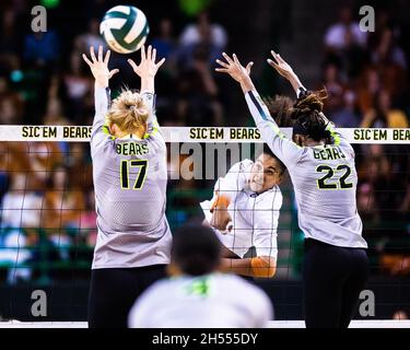 Waco, Texas, USA. November 2021. LOGAN EGGLESTON (33) trifft am 12 06. November 2021 im Ferrell Center in Waco Texas bei einem GROSSEN Konferenzspiel zwischen Platz 10 Baylor und Platz 1 Texas. Baylor gewann das Spiel mit 3:1. Die erste Niederlage der Saison für Texas. (Bild: © Matthew Smith/ZUMA Press Wire) Stockfoto