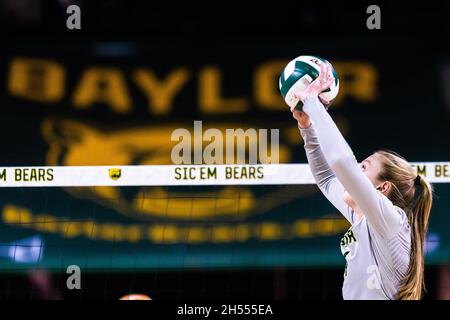 Waco, Texas, USA. November 2021. HANNAH SEDWICK (14) setzt sich am 12 06. November 2021 im Ferrell Center in Waco Texas während eines GROSSEN Konferenzmatches zwischen No.10 Baylor und No.1 Texas ein. Baylor gewann das Spiel mit 3:1. Die erste Niederlage der Saison für Texas. (Bild: © Matthew Smith/ZUMA Press Wire) Stockfoto