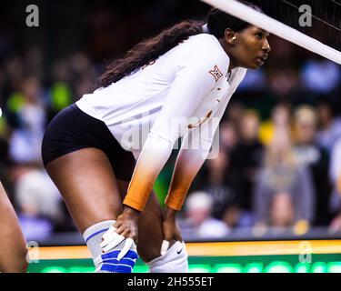 Waco, Texas, USA. November 2021. BRIONNE BUTLER (10) wartet auf ihren Teamkollegen, der am 06. November 2021 im Ferrell Center in Waco Texas bei einem GROSSEN 12-Konferenzspiel zwischen Platz 10 Baylor und Platz 1 Texas Dienst leisten wird. Baylor gewann das Spiel mit 3:1. Die erste Niederlage der Saison für Texas. (Bild: © Matthew Smith/ZUMA Press Wire) Stockfoto