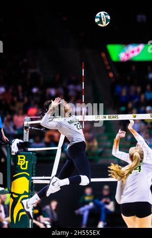 Waco, Texas, USA. November 2021. YOSSIANA PRESSLEY (22) trifft am 12. November 06 2021 im Ferrell Center in Waco Texas bei einem GROSSEN Konferenzspiel zwischen Platz 10 Baylor und Platz 1 Texas ins Netz. Baylor gewann das Spiel mit 3:1. Die erste Niederlage der Saison für Texas. (Bild: © Matthew Smith/ZUMA Press Wire) Stockfoto