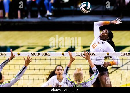 Waco, Texas, USA. November 2021. BRIONNE BUTLER (10) trifft am 12 06. November 2021 im Ferrell Center in Waco Texas auf ein GROSSES Konferenzspiel zwischen Platz 10 Baylor und Platz 1 Texas. Baylor gewann das Spiel mit 3:1. Die erste Niederlage der Saison für Texas. (Bild: © Matthew Smith/ZUMA Press Wire) Stockfoto