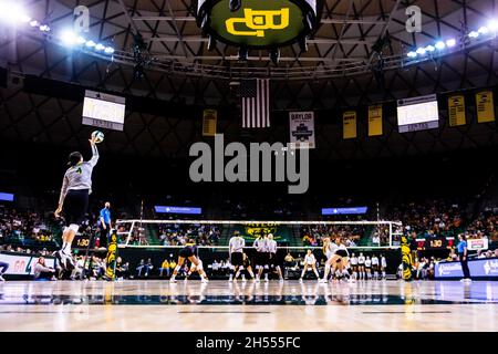 Waco, Texas, USA. November 2021. AVERY SKINNER (4) ist am 06. November 2021 im Ferrell Center in Waco Texas bei einem GROSSEN Konferenzspiel zwischen No.10 Baylor und No.1 Texas im Jahr 12 im Dienst. Baylor gewann das Spiel mit 3:1. Die erste Niederlage der Saison für Texas. (Bild: © Matthew Smith/ZUMA Press Wire) Stockfoto