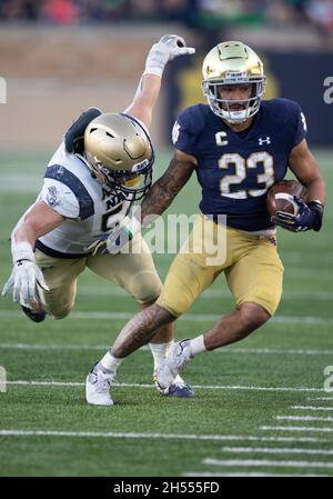 South Bend, Indiana, USA. November 2021. Notre Dame läuft zurück Kyren Williams (23) läuft mit dem Ball, während Navy-Linebacker Diego Fagot (54) während der NCAA-Fußballspiel-Action zwischen den Navy Midshipmen und der Notre Dame Fighting Irish im Notre Dame Stadium in South Bend, Indiana, verfolgt. Notre Dame besiegte Navy 34-6. John Mersits/CSM/Alamy Live News Stockfoto