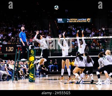 Waco, Texas, USA. November 2021. AVERY SKINNER (4) trifft am 06. November 2021 im Ferrell Center in Waco Texas bei einem GROSSEN 12-Konferenzspiel zwischen Platz 10 Baylor und Platz 1 Texas ins Netz. Baylor gewann das Spiel mit 3:1. Die erste Niederlage der Saison für Texas. (Bild: © Matthew Smith/ZUMA Press Wire) Stockfoto