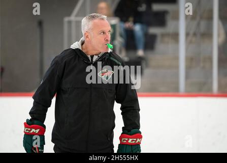 St. Paul, USA. Februar 2020. Minnesota Wild-Cheftrainer Dean Evason leitet im Februar 2020 die Praxis an der Tria Rink in St. Paul, Minnesota. Evason führte die Wild zu einem 5-4 Schießerei-Sieg auf der Straße gegen die Pittsburgh Penguins am Samstag, 6. November 2021. (Foto von Renee Jones Schneider/Minneapolis Star Tribune/TNS/Sipa USA) Quelle: SIPA USA/Alamy Live News Stockfoto