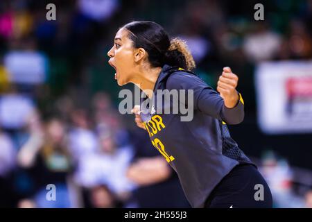 Waco, Texas, USA. November 2021. SHANEL BRAMSCHREIBER (32) feiert am 12 06. November 2021 im Ferrell Center in Waco Texas einen Punkt bei einem GROSSEN Konferenzspiel zwischen Platz 10 Baylor und Platz 1 Texas. Baylor gewann das Spiel mit 3:1. Die erste Niederlage der Saison für Texas. (Bild: © Matthew Smith/ZUMA Press Wire) Stockfoto