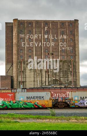 CP Rail Güterzug fährt in Thunder Bay, Ontario, an Getreideaufzügen vorbei. Stockfoto