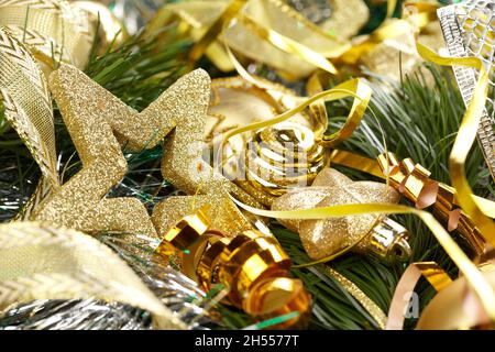 Weihnachtskugeln und Perlen, auf dem Weihnachtsmann-Bart Stockfoto