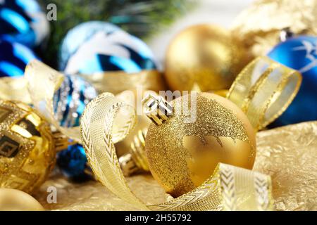 Weihnachtskugeln und Perlen, auf dem Weihnachtsmann-Bart Stockfoto