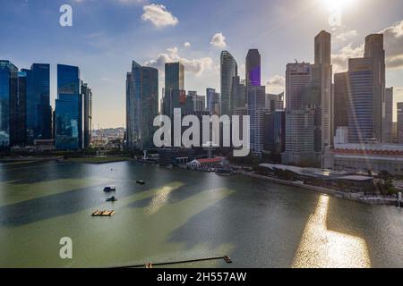SINGAPUR - 31. Januar 2020: Drohnenansicht Foto des Stadtzentrums von Singapur Stockfoto