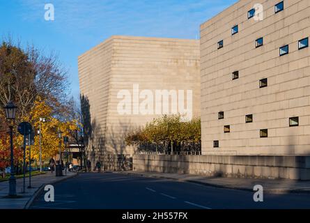 Dresden, Deutschland. November 2021. Außenansicht des Bereichs der Synagoge in der sächsischen Landeshauptstadt. Die jüdische Gemeinde feiert am 9. November den 20. Jahrestag der Weihe der Neuen Synagoge Dresden. Quelle: Matthias Rietschel/dpa/Alamy Live News Stockfoto