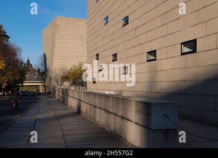 Dresden, Deutschland. November 2021. Außenansicht des Bereichs der Synagoge in der sächsischen Landeshauptstadt. Die jüdische Gemeinde feiert am 9. November den 20. Jahrestag der Weihe der Neuen Synagoge Dresden. Quelle: Matthias Rietschel/dpa/Alamy Live News Stockfoto