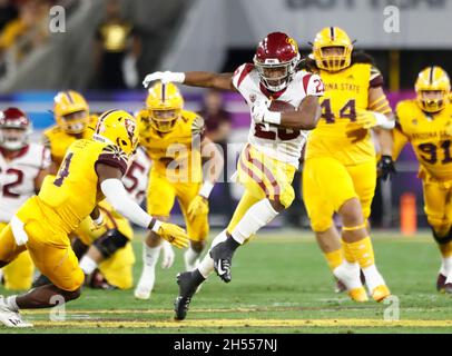 Tempe, Arizona, USA. November 2021. Zurücklaufen Keaontay Ingram (28) der USC Trojaner trägt den Ball zwischen der University of Southern California und den Arizona State Sun Devils im Sun Devil Stadium in Tempe, Arizona. Michael Cazares/Cal Sport Media. Kredit: csm/Alamy Live Nachrichten Stockfoto