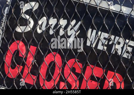 SORRY, WIR SIND WIEDER GESCHLOSSEN ZEICHEN Stockfoto