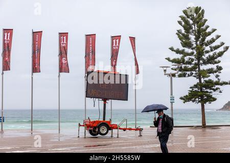 Australien, elektronisches Schild am Manly Beach Sydney, das die Menschen ermutigt, sich gegen Covid 19 impfen zu lassen Stockfoto