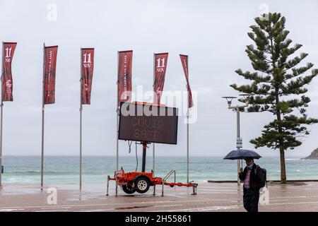 Bleiben Sie sicher und auf einem elektronischen Schild in der Vorstadt von Manly Beach, Sydney, Australien Stockfoto