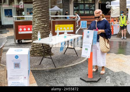 Covid 19, Frau verwendet Telefon, um mit dem QR-Code am Manly Beach Frischwaren Lebensmittel Sonntagsmarkt einzuchecken, nur geimpfte Menschen zu betreten, Sydney, Austra Stockfoto